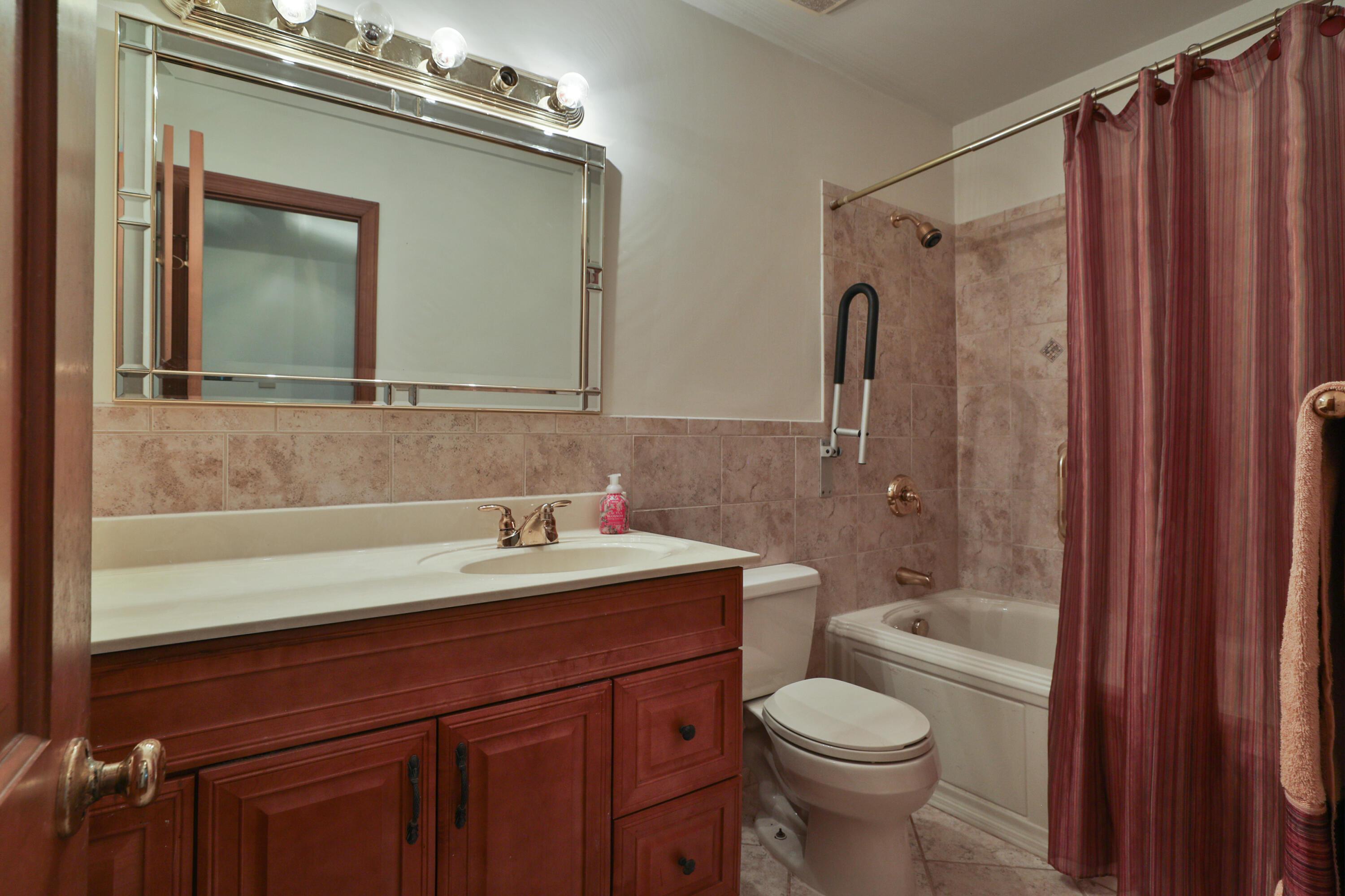 4249 Rowanne Road Columbus, OH 43214 - Photo 26 of 40 Hallway Full Bath