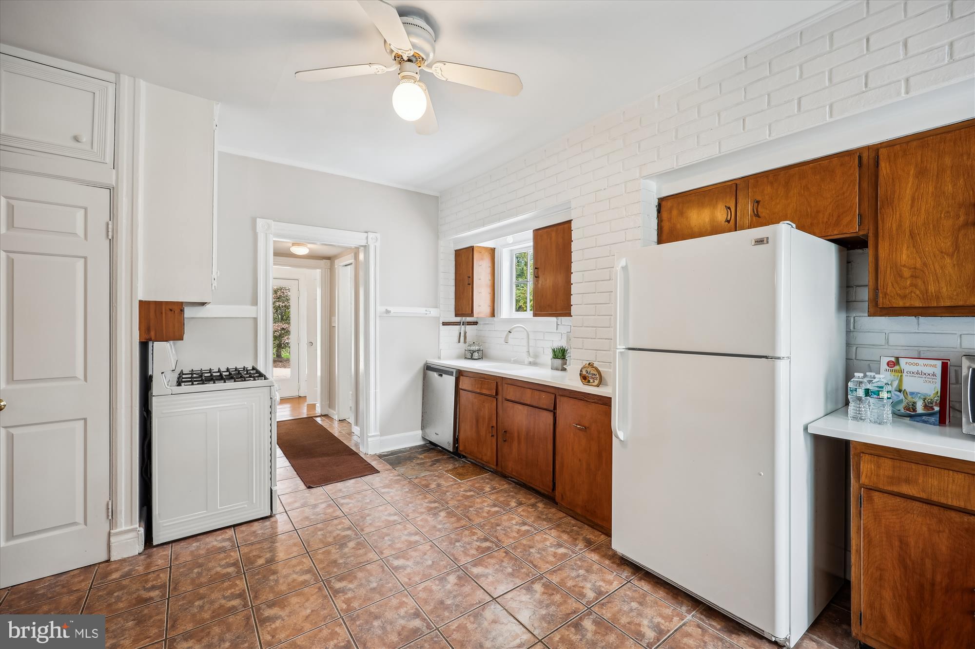 637 Ritchie Avenue Silver Spring, MD 20910 - Photo 14 of 38 Gas Range And White Appliances