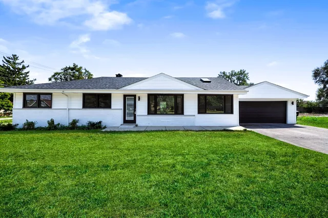 $3,200 | 19W719 West Holtz Avenue, Addison, IL 60101