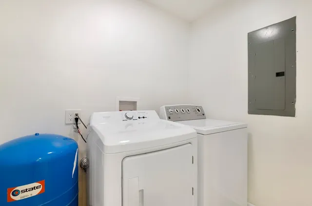 $3,200 | 19W719 West Holtz Avenue, Addison, IL 60101