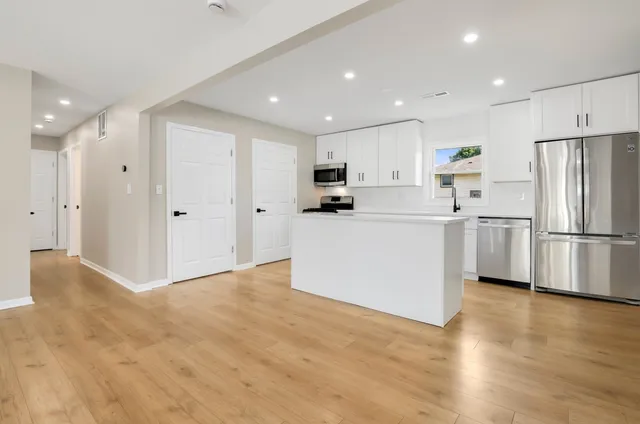 $3,200 | 19W719 West Holtz Avenue, Addison, IL 60101