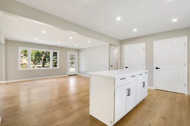 $3,200 | 19W719 West Holtz Avenue, Addison, IL 60101