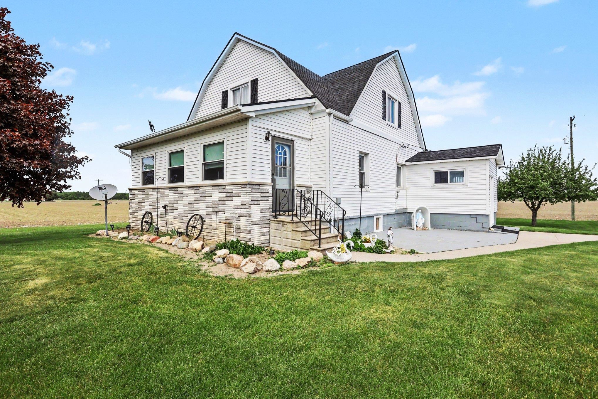2798 North Tower Beach Road Pinconning, MI 48650 - Photo 1 of 37