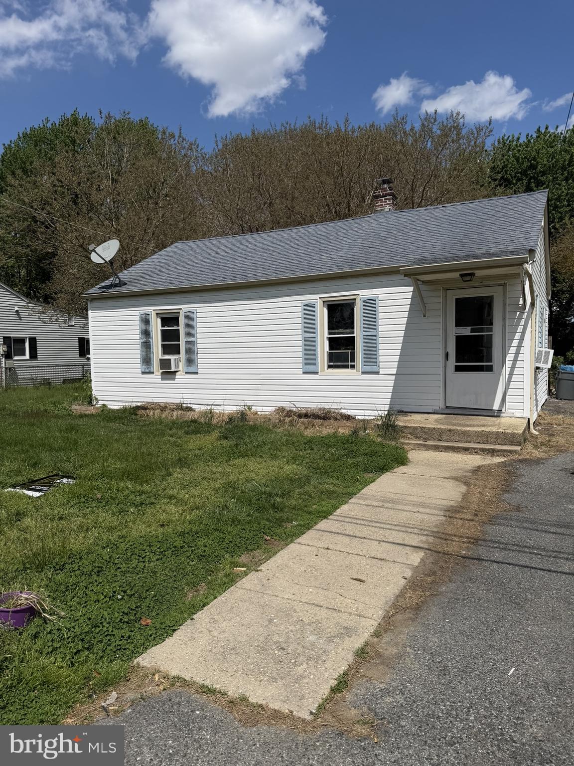 38 Hilldale Road Dover, DE 19901 - Photo 7 of 13 Front sidewalk