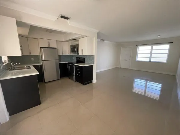 $1,850 | 2451 Lincoln Street, Unit 6, Hollywood, FL 33020