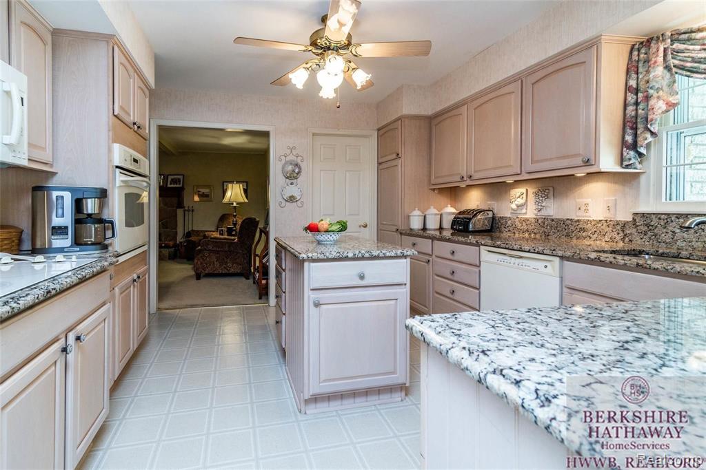 25233 Wykeshire Road Farmington Hills, MI 48336 - Photo 22 of 45