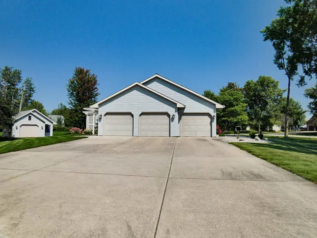 $574,900 | 2753 Summerset Circle, Suamico, WI 54173