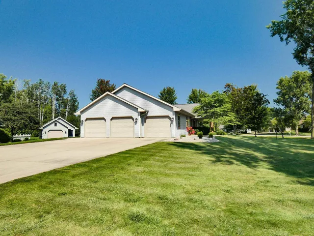 $574,900 | 2753 Summerset Circle, Suamico, WI 54173