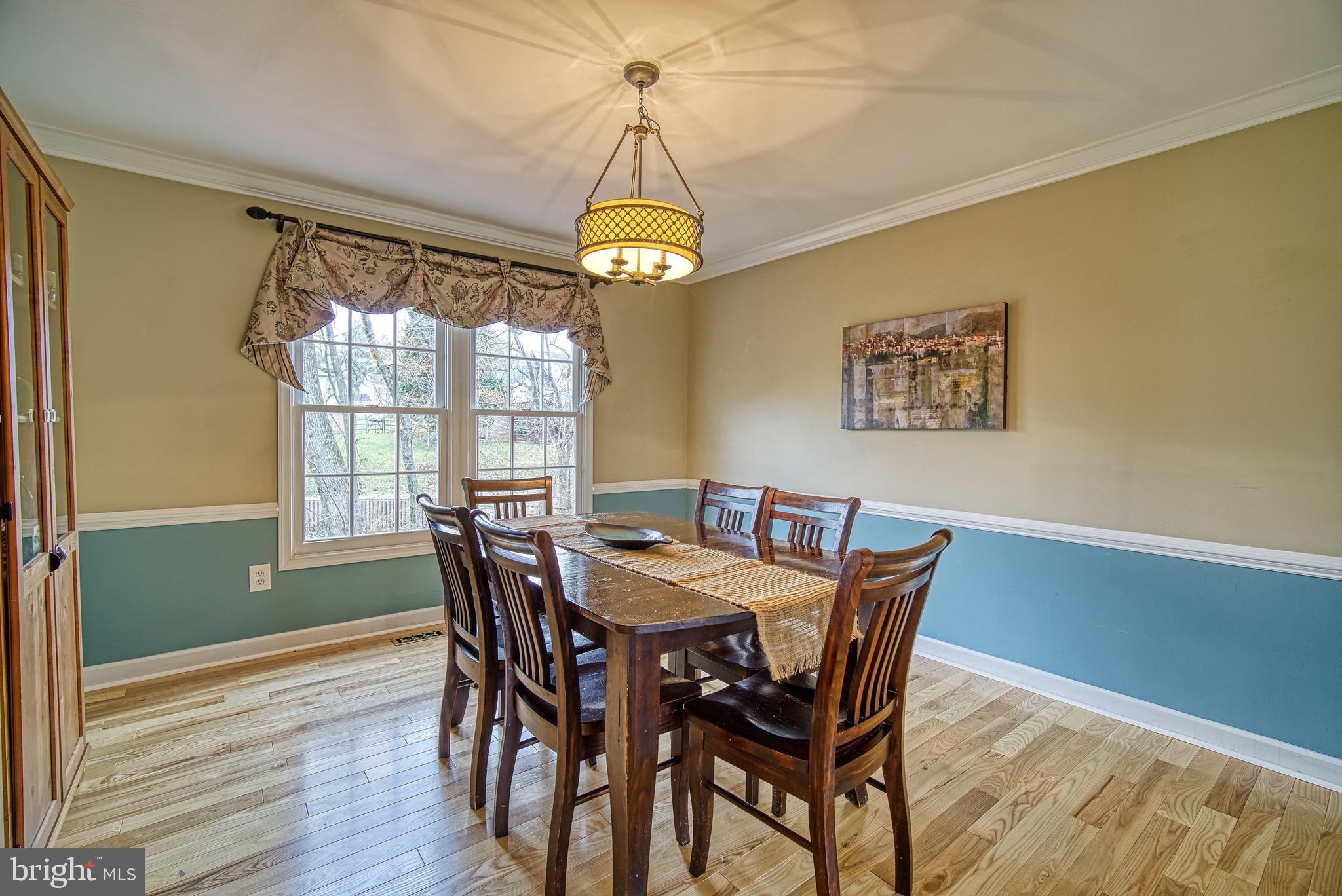 14539 Cutstone Way Silver Spring, MD 20905 - Photo 10 of 34 Chair rail, crown molding & Ash hardwoods!