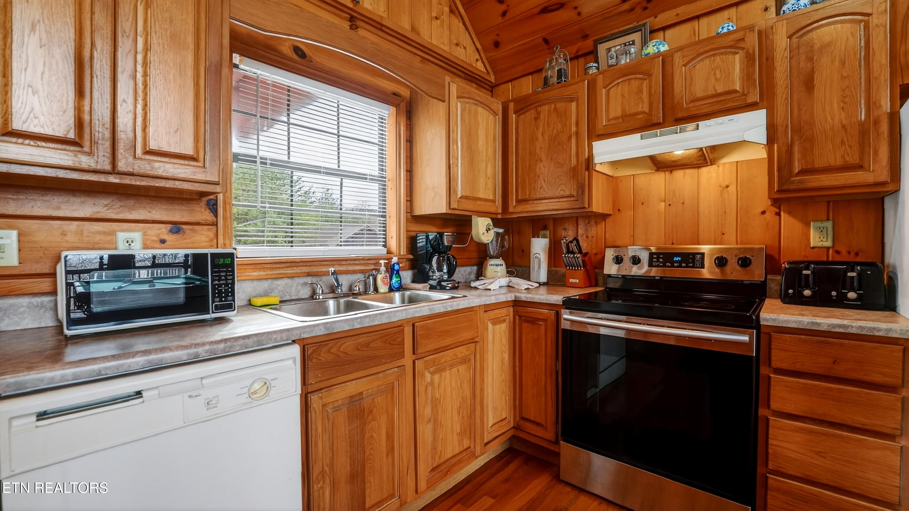 1629 Pinewood Way Sevierville, TN 37862 - Photo 8 of 24 New Direction Real estate -1629 Pinewood