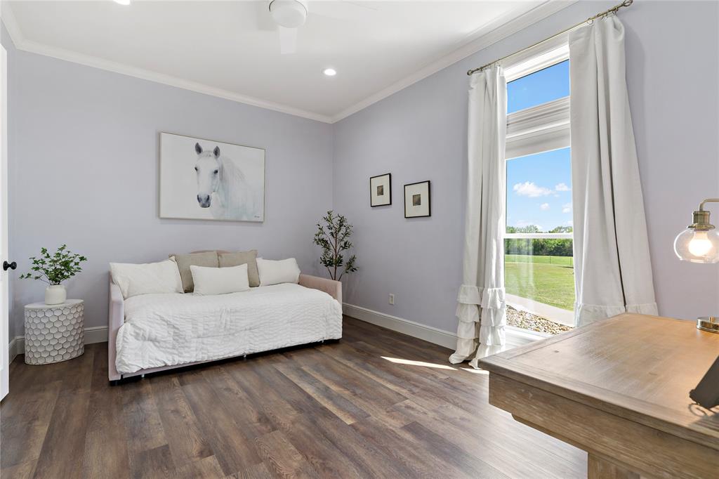 5000 Stillhouse Road Paris, TX 75460 - Photo 20 of 40 a living room with a bed furniture and a window