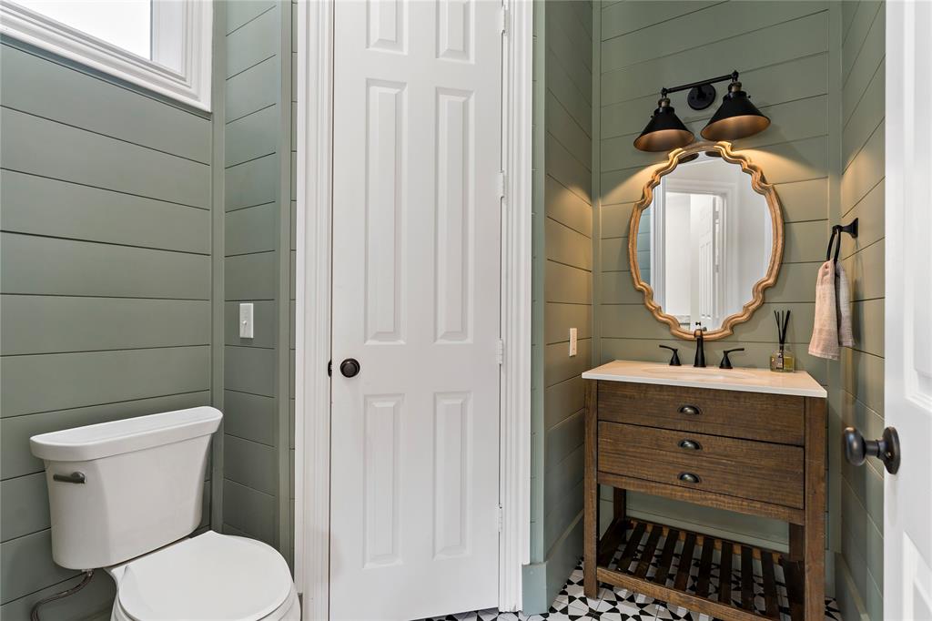 5000 Stillhouse Road Paris, TX 75460 - Photo 27 of 40 a bathroom with a toilet a sink and mirror