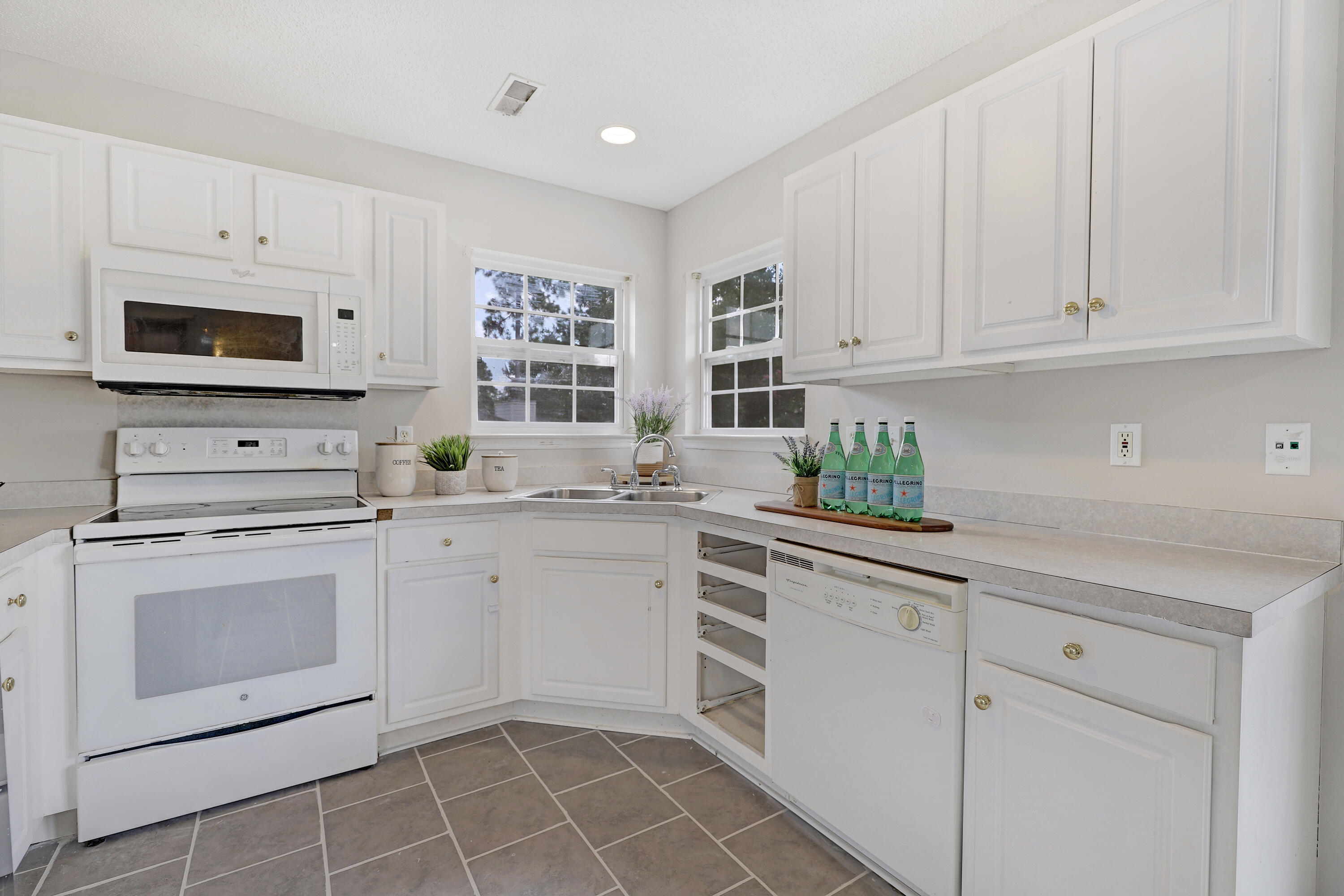 1307 Lantern Road Summerville, SC 29486 - Photo 9 of 22 IMG_3289_90_91_92_93_94