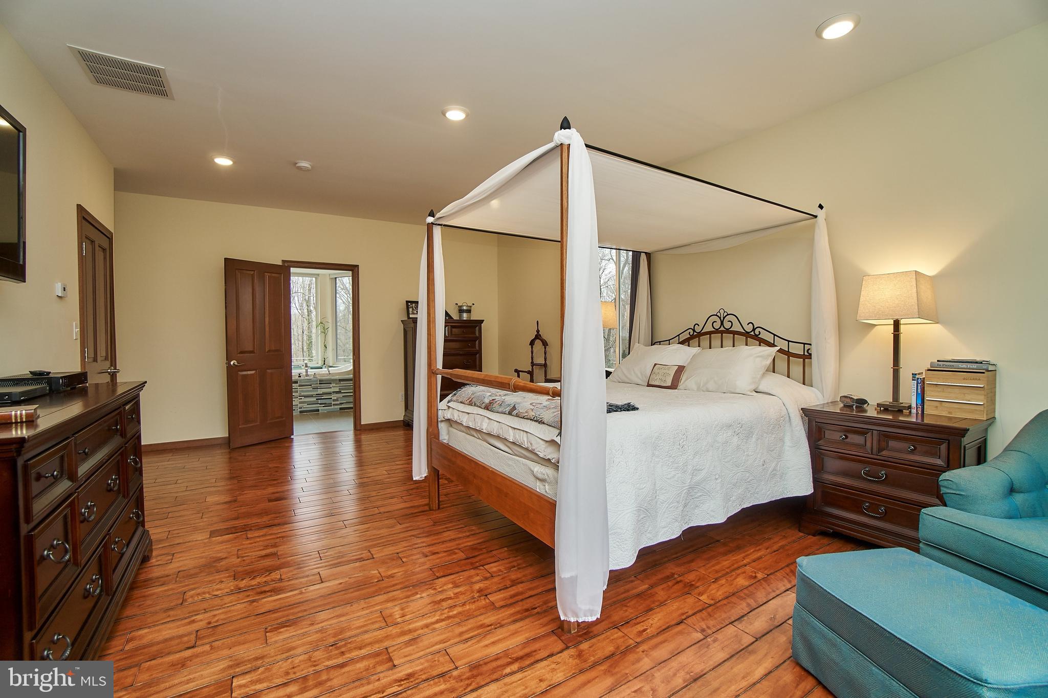 7300 Oriole Avenue Springfield, VA 22150 - Photo 11 of 31 Master Bedroom