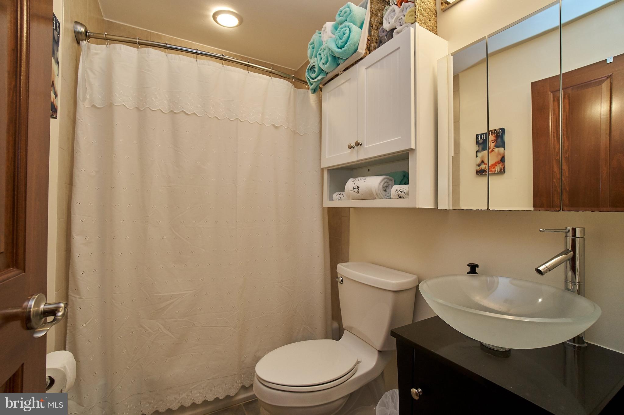 7300 Oriole Avenue Springfield, VA 22150 - Photo 21 of 31 main level hall bathroom