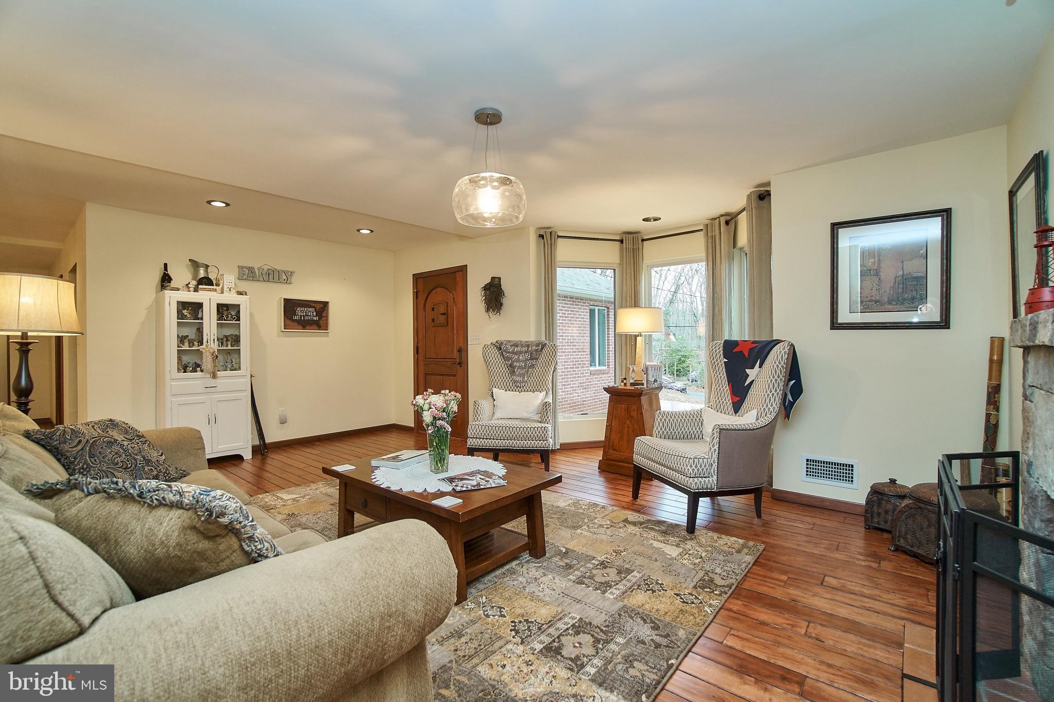 7300 Oriole Avenue Springfield, VA 22150 - Photo 4 of 31 Living room showing bay window