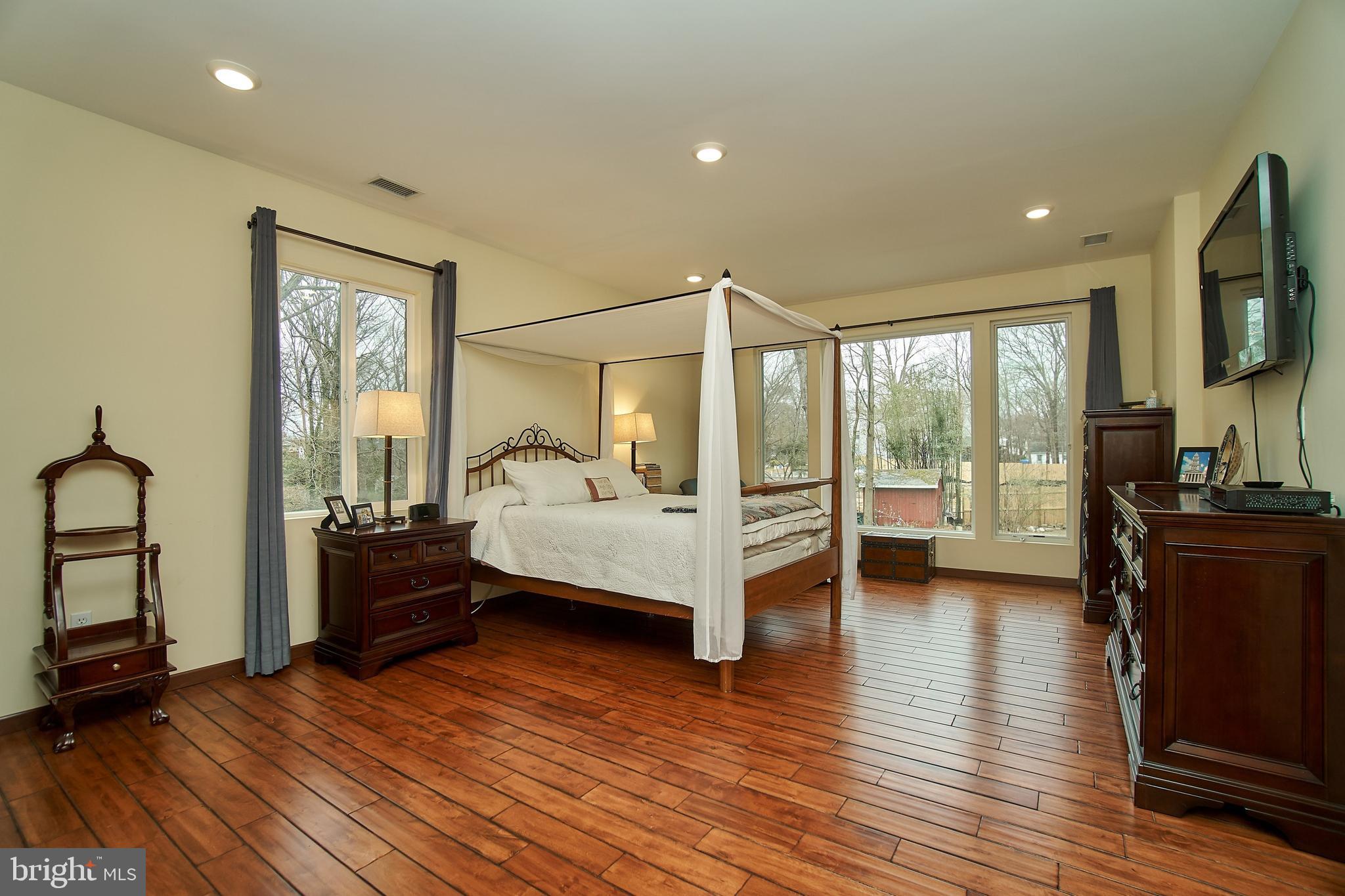 7300 Oriole Avenue Springfield, VA 22150 - Photo 10 of 31 Master bedroom