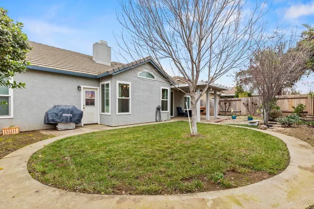 a view of a house with backyard