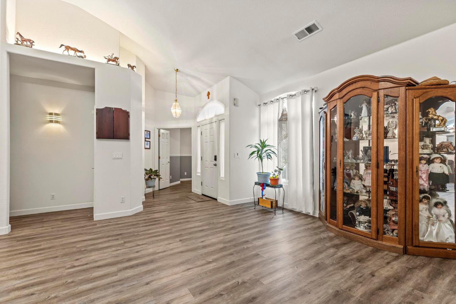 1090 Portola Valley Road Yuba City, CA 95993 - Photo 5 of 42 a view of entryway with wooden floor