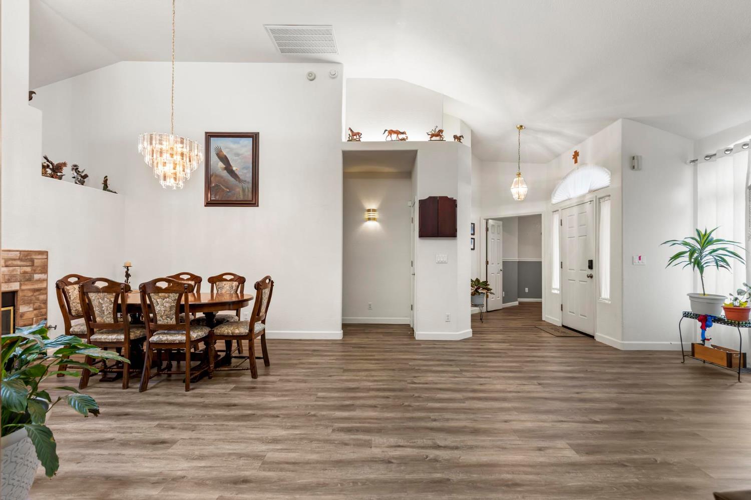 1090 Portola Valley Road Yuba City, CA 95993 - Photo 9 of 42 a view of a livingroom with furniture and lounge chair