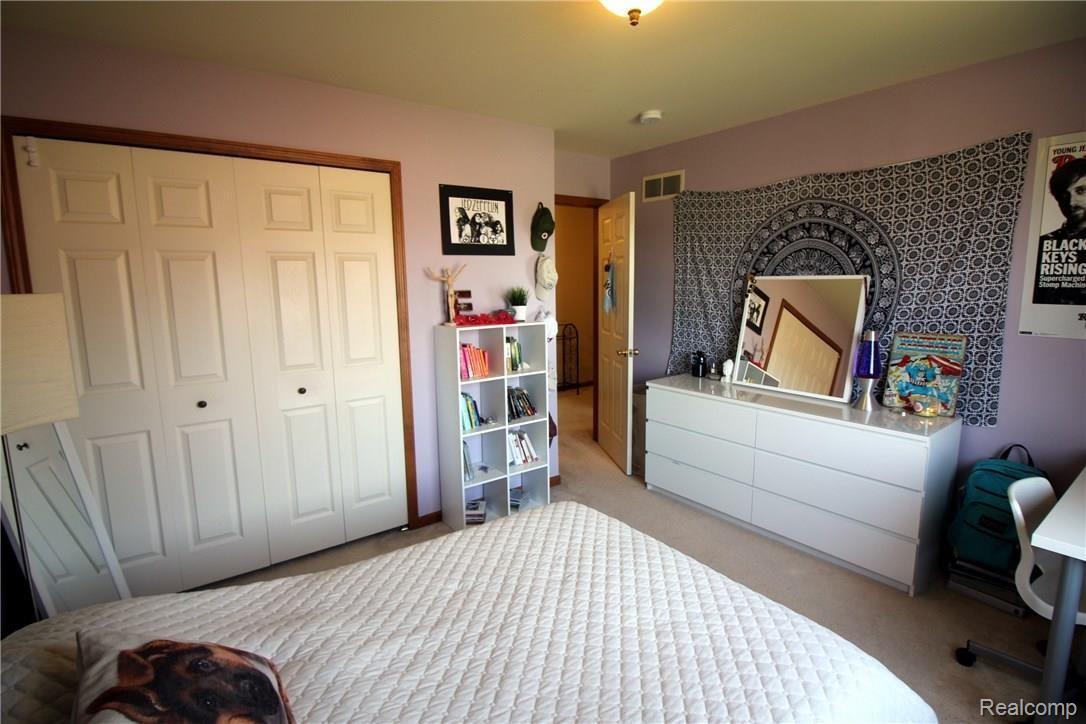 21265 Raintree Drive Macomb, MI 48044 - Photo 22 of 31 IMG_8260.JPG