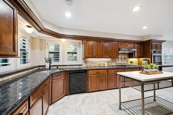 $650,000 | 2 Chatterbird, Spring, TX 77380