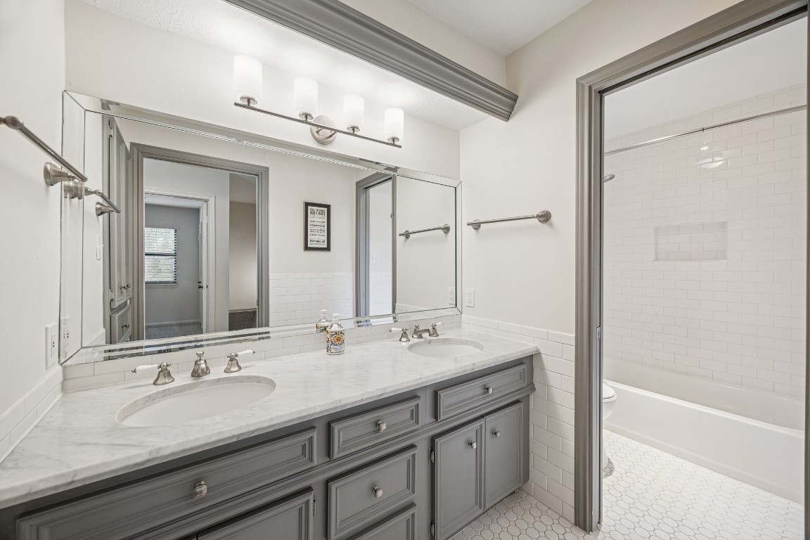 2 Chatterbird Spring, TX 77380 - Photo 24 of 40 a bathroom with a double vanity sink mirror double and bathtub