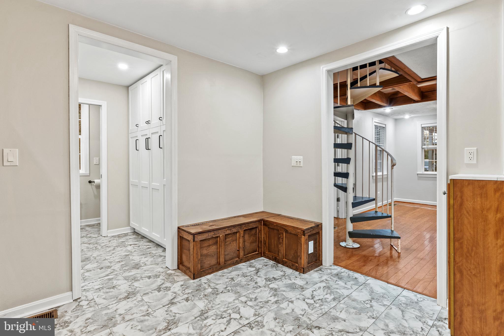75 Silopanna Road Annapolis, MD 21403 - Photo 14 of 33 a living room with furniture and wooden floor