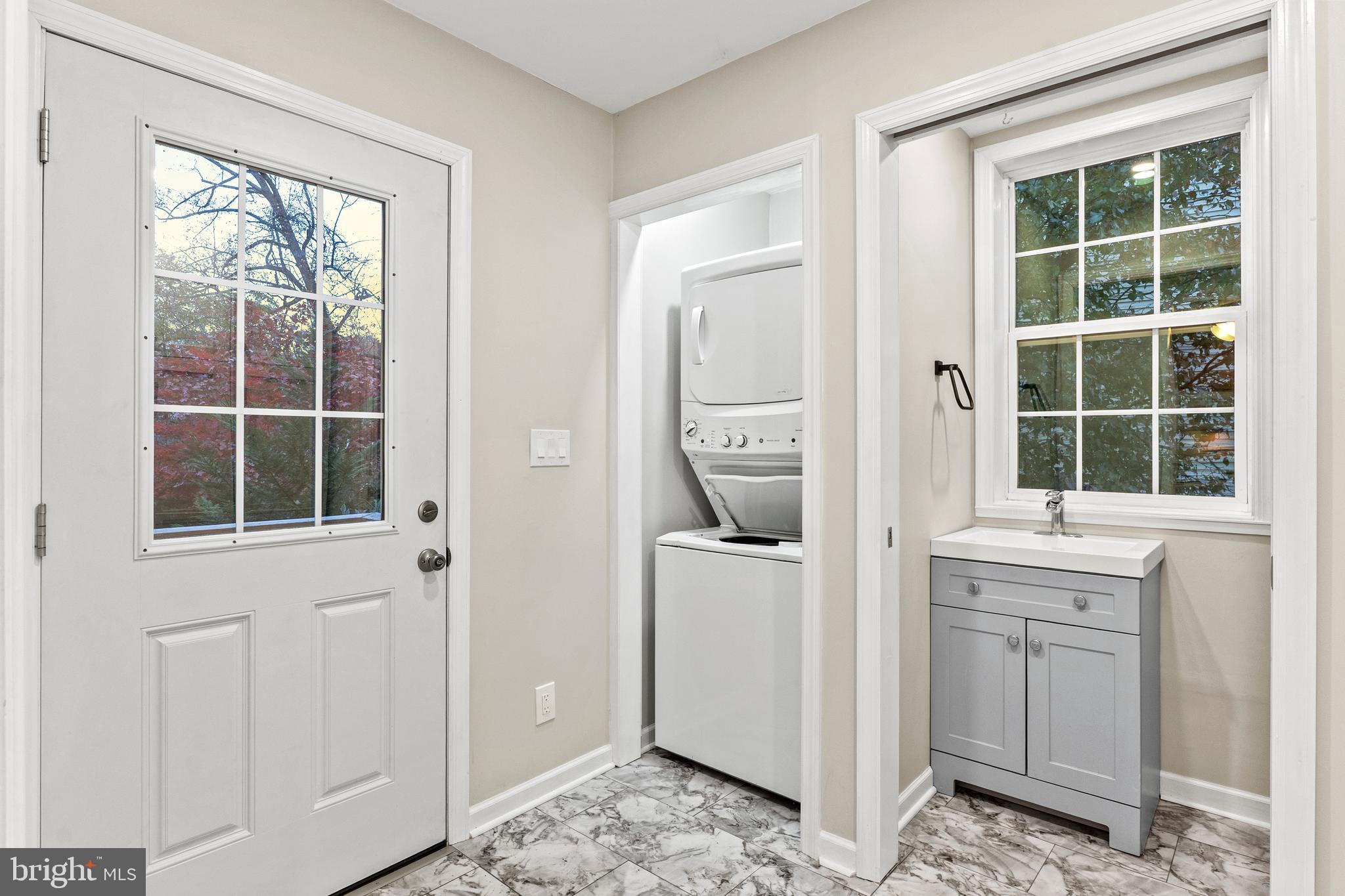 75 Silopanna Road Annapolis, MD 21403 - Photo 15 of 33 a room with window and door