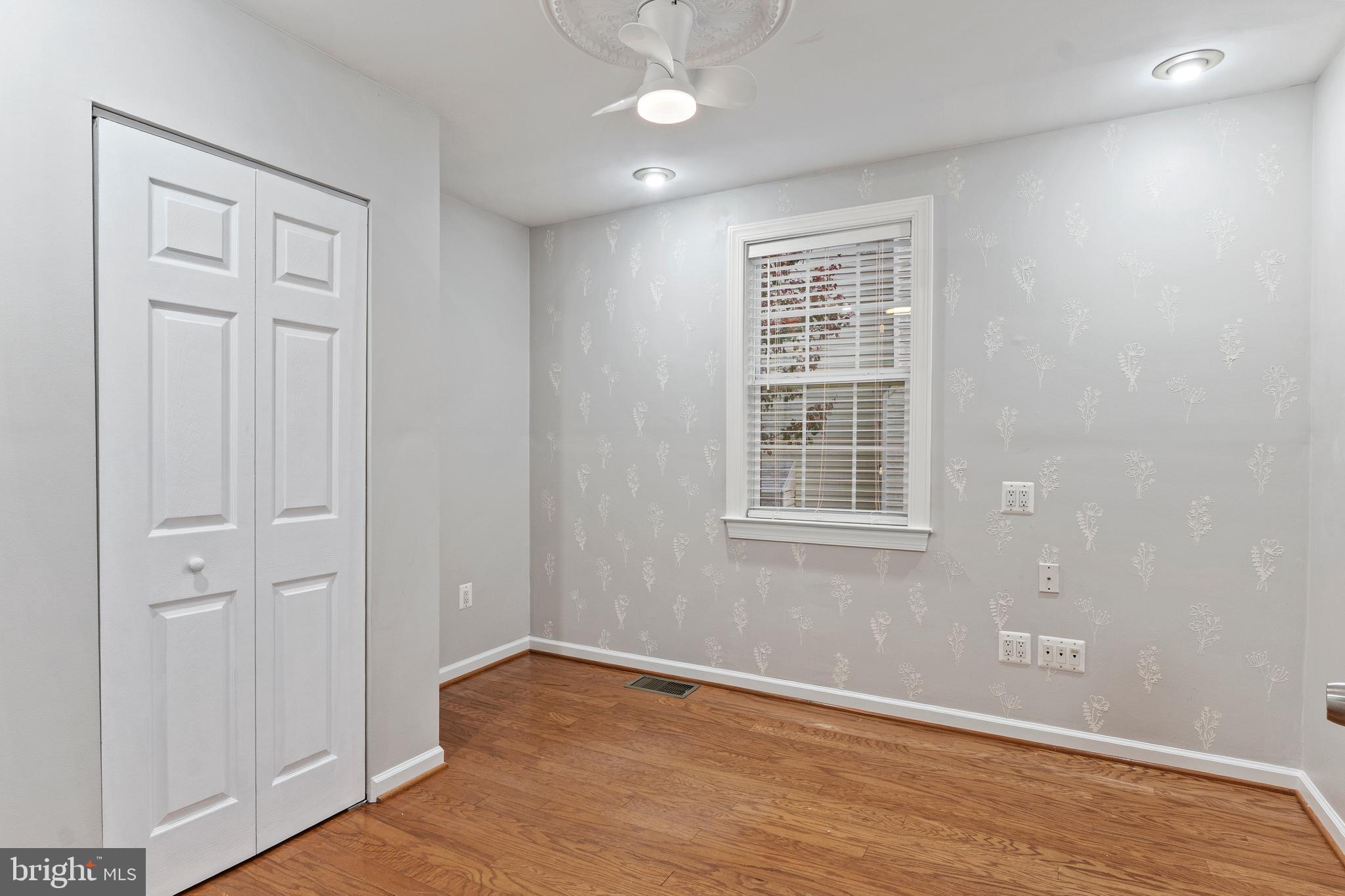 75 Silopanna Road Annapolis, MD 21403 - Photo 9 of 33 a view of an empty room with wooden floor and a window