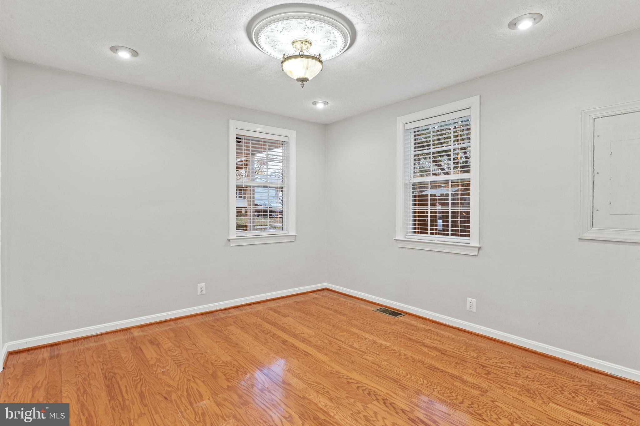 75 Silopanna Road Annapolis, MD 21403 - Photo 10 of 33 an empty room with a window