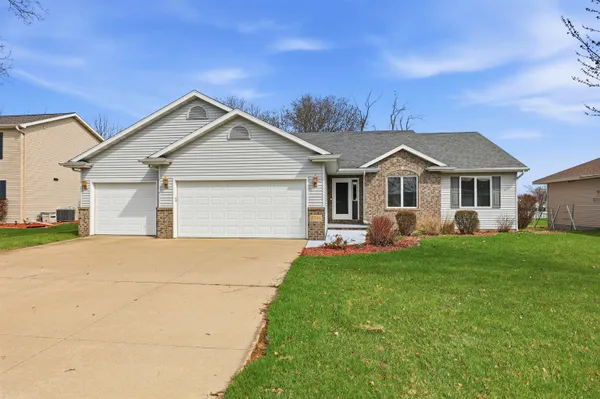 $419,900 | 2294 Meadow Heights Circle, Neenah, WI 54956