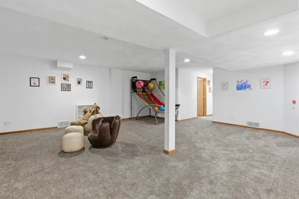$429,900 | 2294 Meadow Heights Circle, Neenah, WI 54956