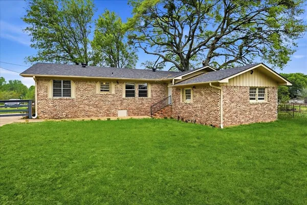 a view of a house with a yard