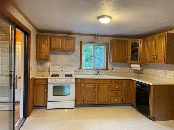 17 Briscoe Road Groveland, MA 01834 - Photo 4 of 24 Gallery Image 4