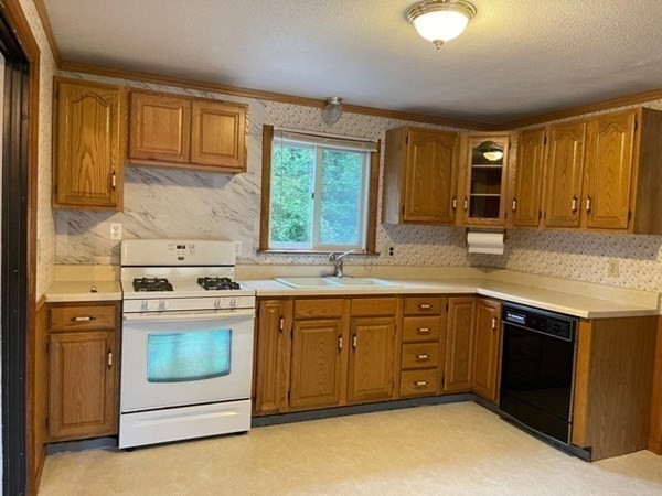 17 Briscoe Road Groveland, MA 01834 - Photo 6 of 24 Gallery Image 6