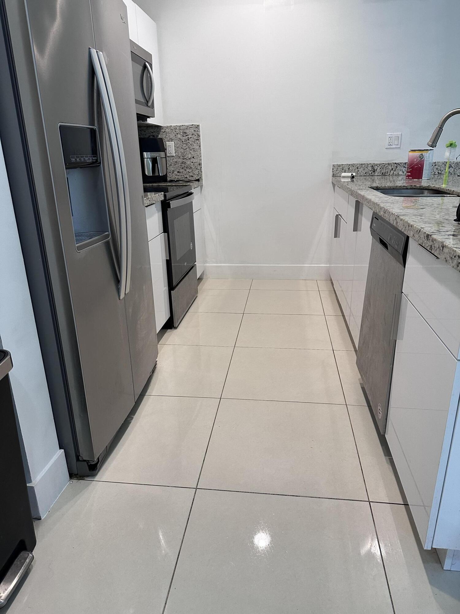 5625 Pierce Street Hollywood, FL 33021 - Photo 2 of 15 5625-Pierce-St-Hollywood-kitchen-Nieves-