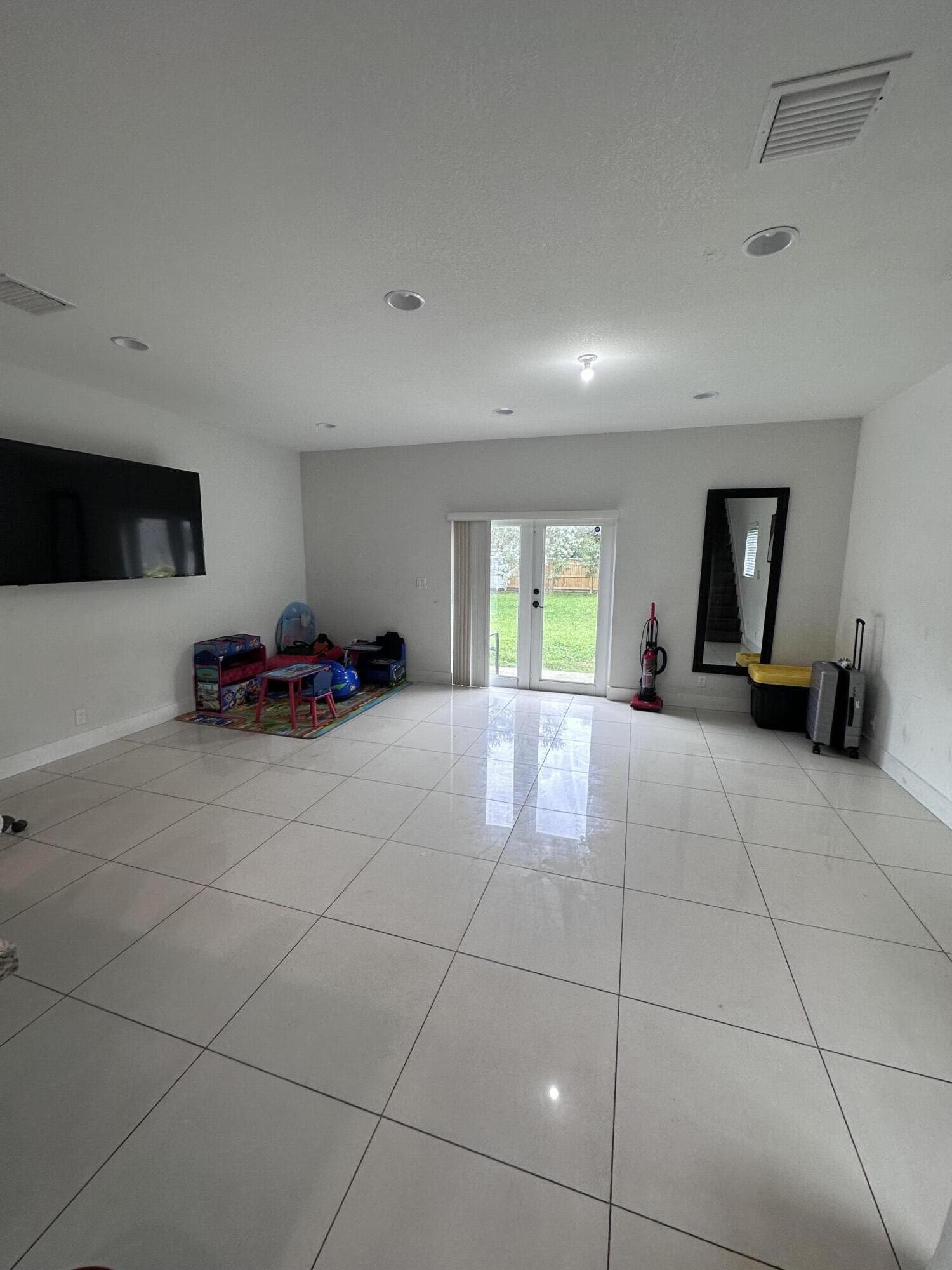 5625 Pierce Street Hollywood, FL 33021 - Photo 3 of 15 5625-Pierce-St-Hollywood-living-Nieves-g