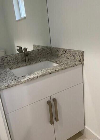 5625 Pierce Street Hollywood, FL 33021 - Photo 5 of 15 5625-pierce-st-hollywood-2020-half-bath-