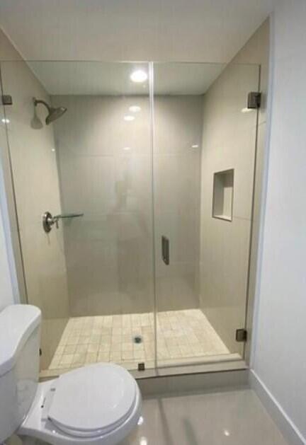 5625 Pierce Street Hollywood, FL 33021 - Photo 10 of 15 5625-pierce-st-hollywood-main-bath-nieve