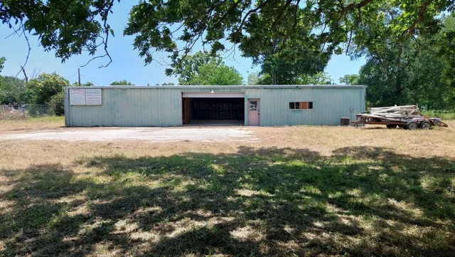 $2,400 | 610 New York Street, Navasota, TX 77868