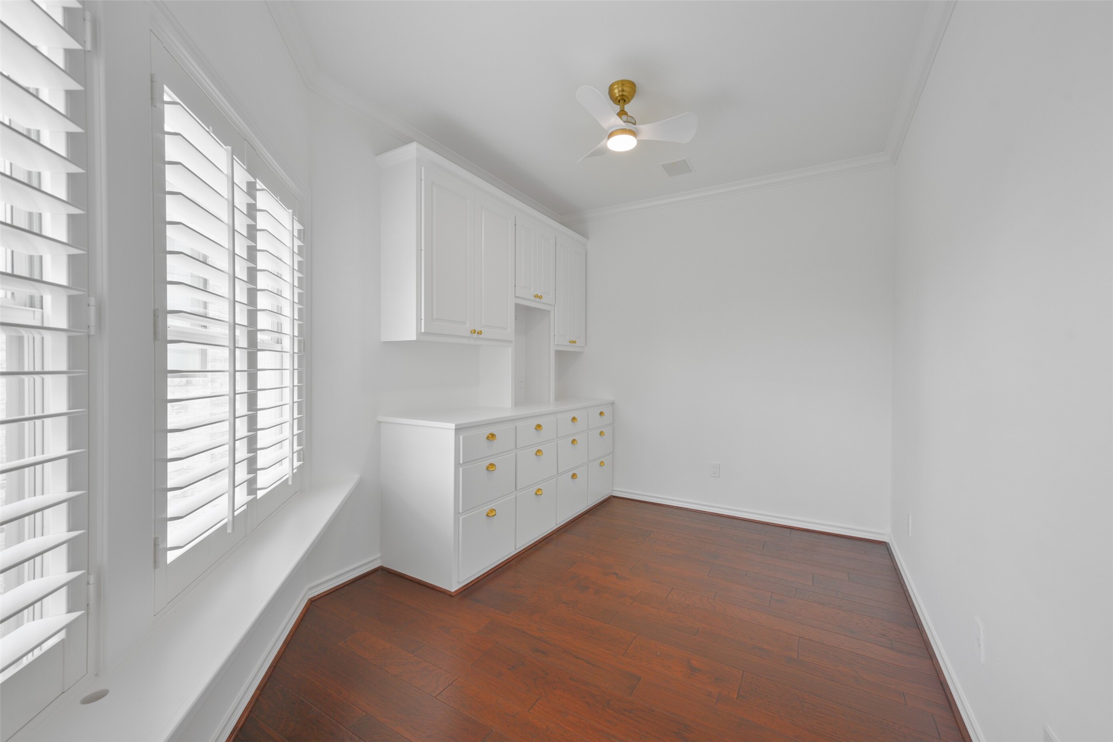 3724 Wroxton Road Houston, TX 77005 - Photo 30 of 40 Versatile bonus room with built-ins accessed through the primary bedroom.