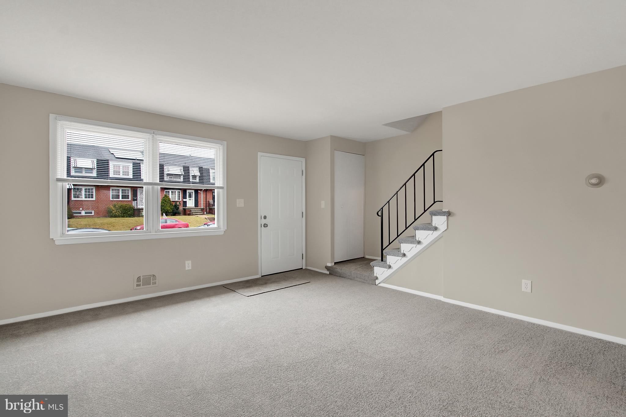 5678 Leiden Road Baltimore, MD 21206 - Photo 2 of 26 Living Room
