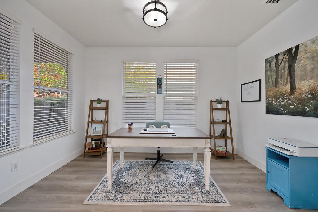 250 Pelican Bay Circle Sacramento, CA 95835 - Photo 21 of 71 a living room with a table and a window