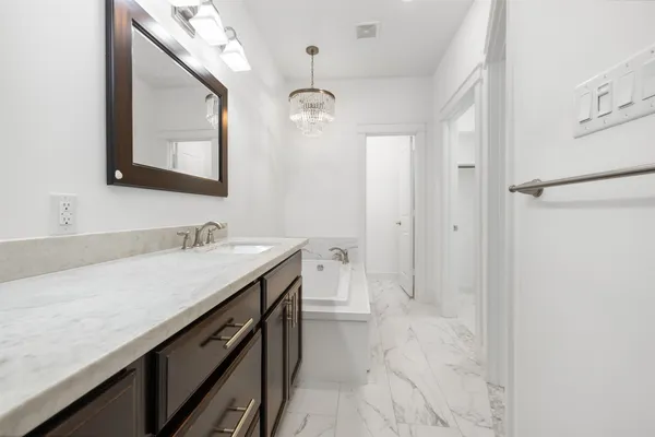 $2,725 | 902 West 20th Street, Unit C, Houston, TX 77008
