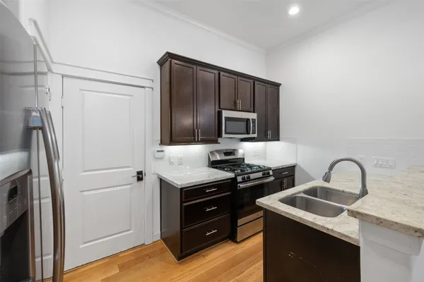$2,725 | 902 West 20th Street, Unit C, Houston, TX 77008