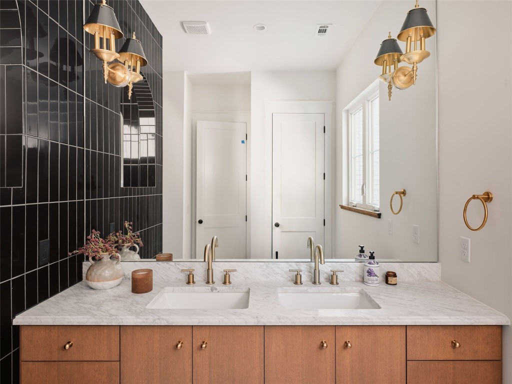 610 Allen Street, Unit 1 Austin, TX 78702 - Photo 18 of 32 Full bath featuring double vanity
