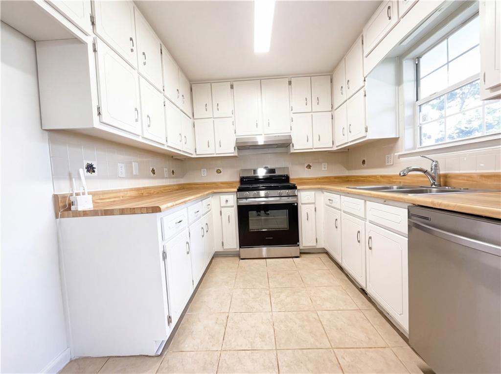 227 Brown Acres Road Griffin, GA 30224 - Photo 2 of 32