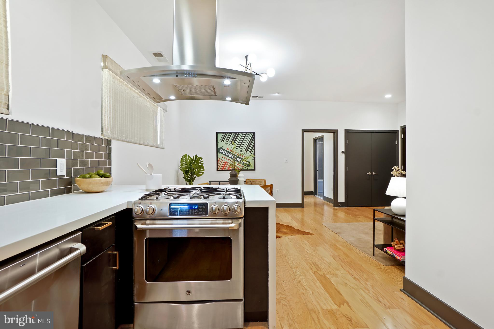 1443 Chapin Street Northwest, Unit 103 Washington, DC 20009 - Photo 15 of 30 Gas cooking