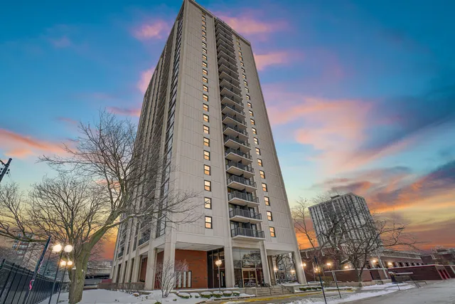 $169,900 | 2605 South Indiana Avenue, Unit 402, Chicago, IL 60616